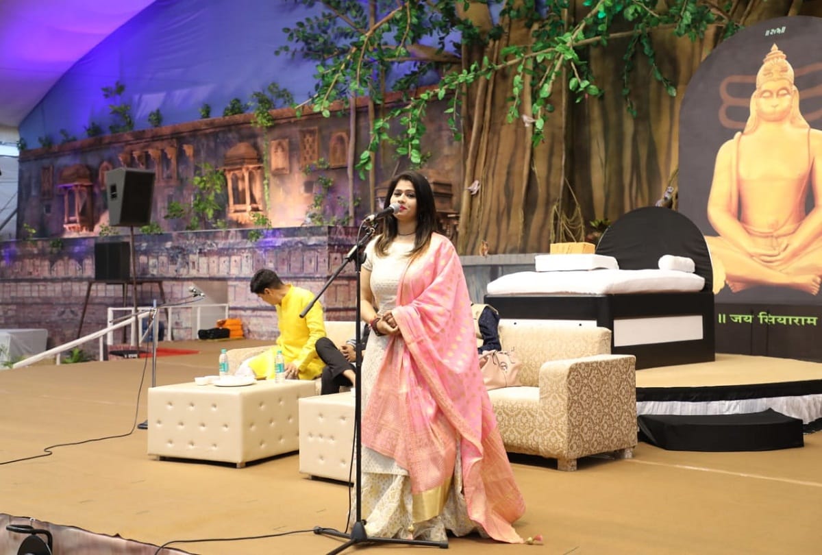 Reaching the story of Morari Bapu in Prayagraj, Kumar loses on the poems of faith