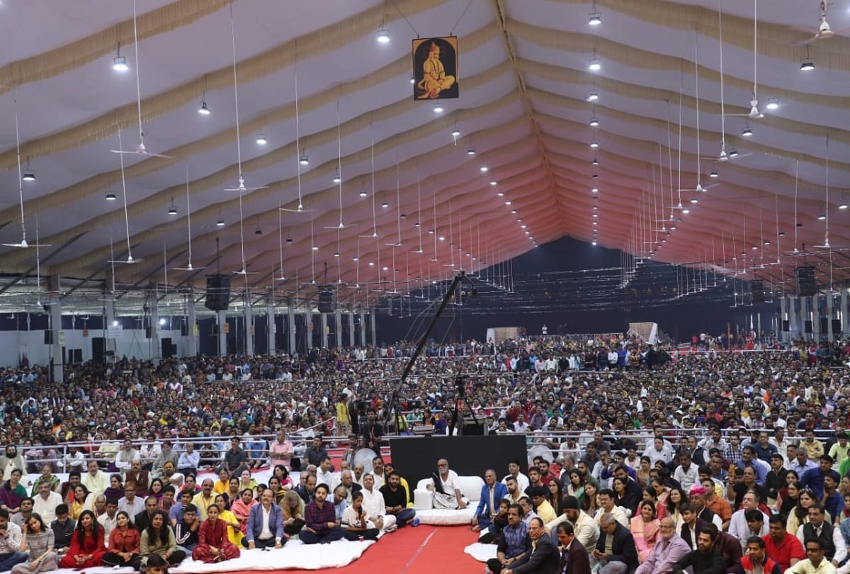 Reaching the story of Morari Bapu in Prayagraj, Kumar loses on the poems of faith