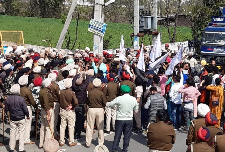 TET pass unemployed teachers protests in front of residence of Punjab education minister in Sangrur