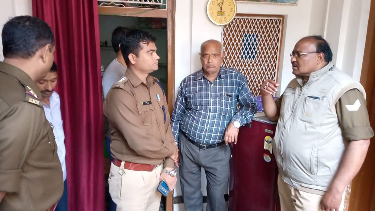 cash, jwellery stoled in policeman house