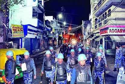अफवाह फैलने के बाद दिल्ली के हिंसाग्रस्त इलाके मौजपुर में रात को फ्लैग मार्च से लौटते सुरक्षा बल के जवान