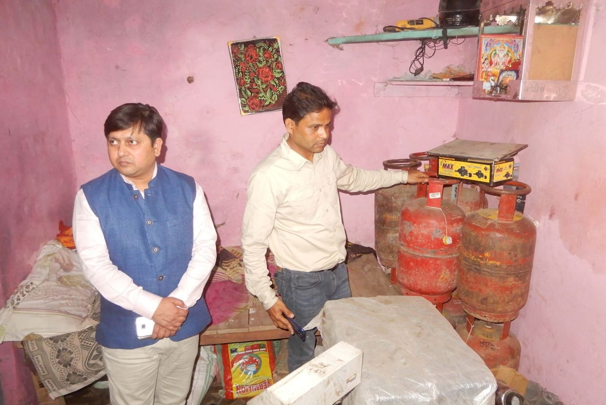 Illegal cylinder refilling business busted