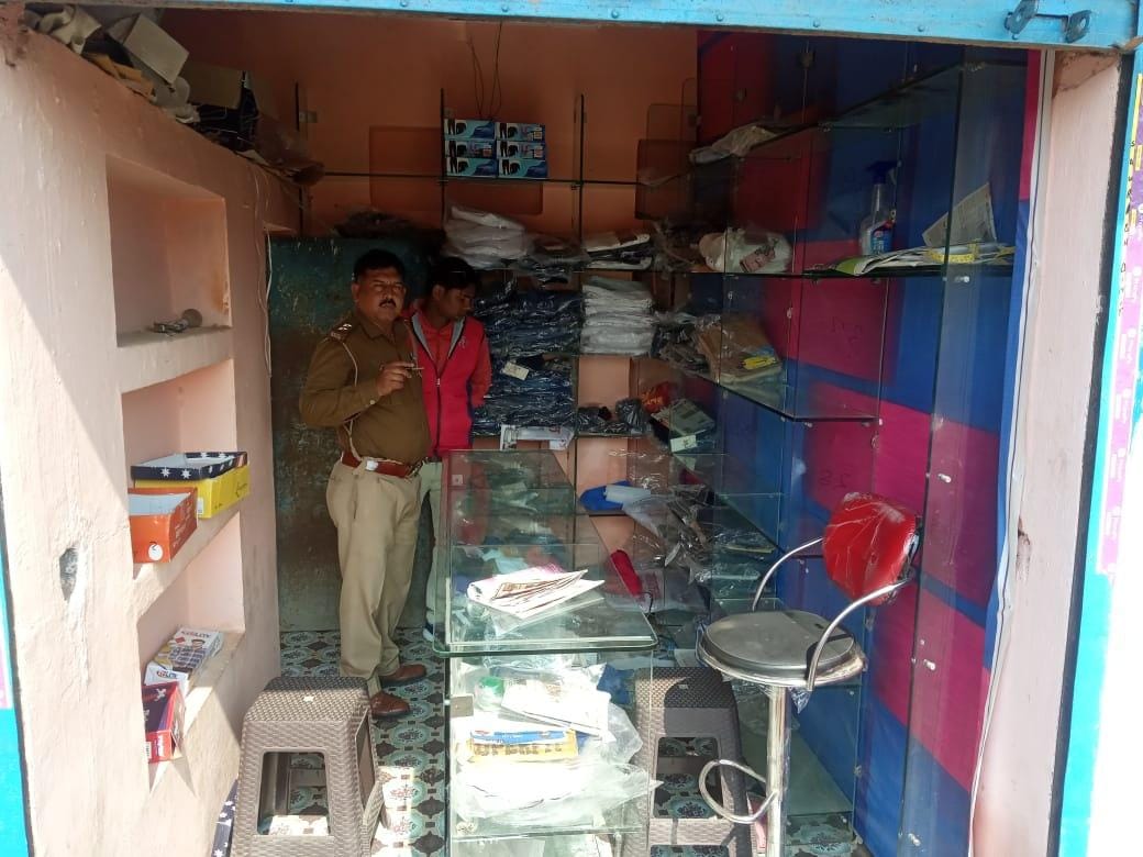 Burglars break shop locks and cross clothes and cash