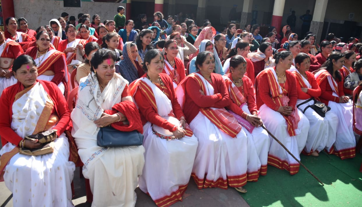 Women's teams gave a spectacular performance of Holi