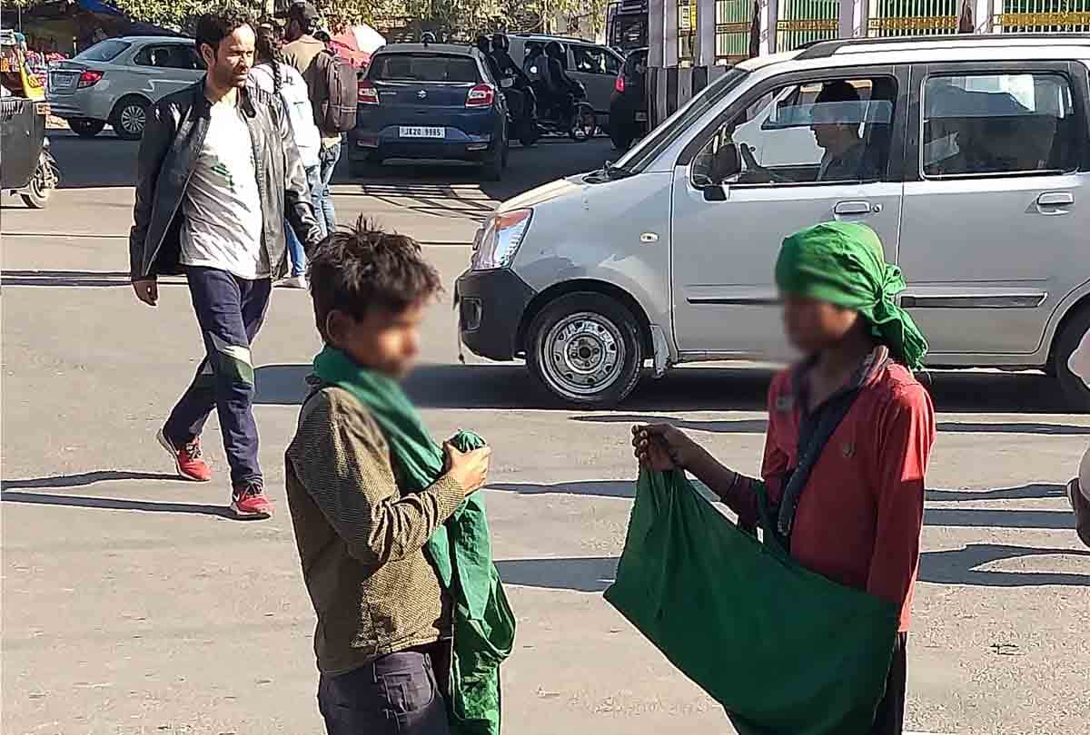 Beggars in Jammu using photo of God and take week off