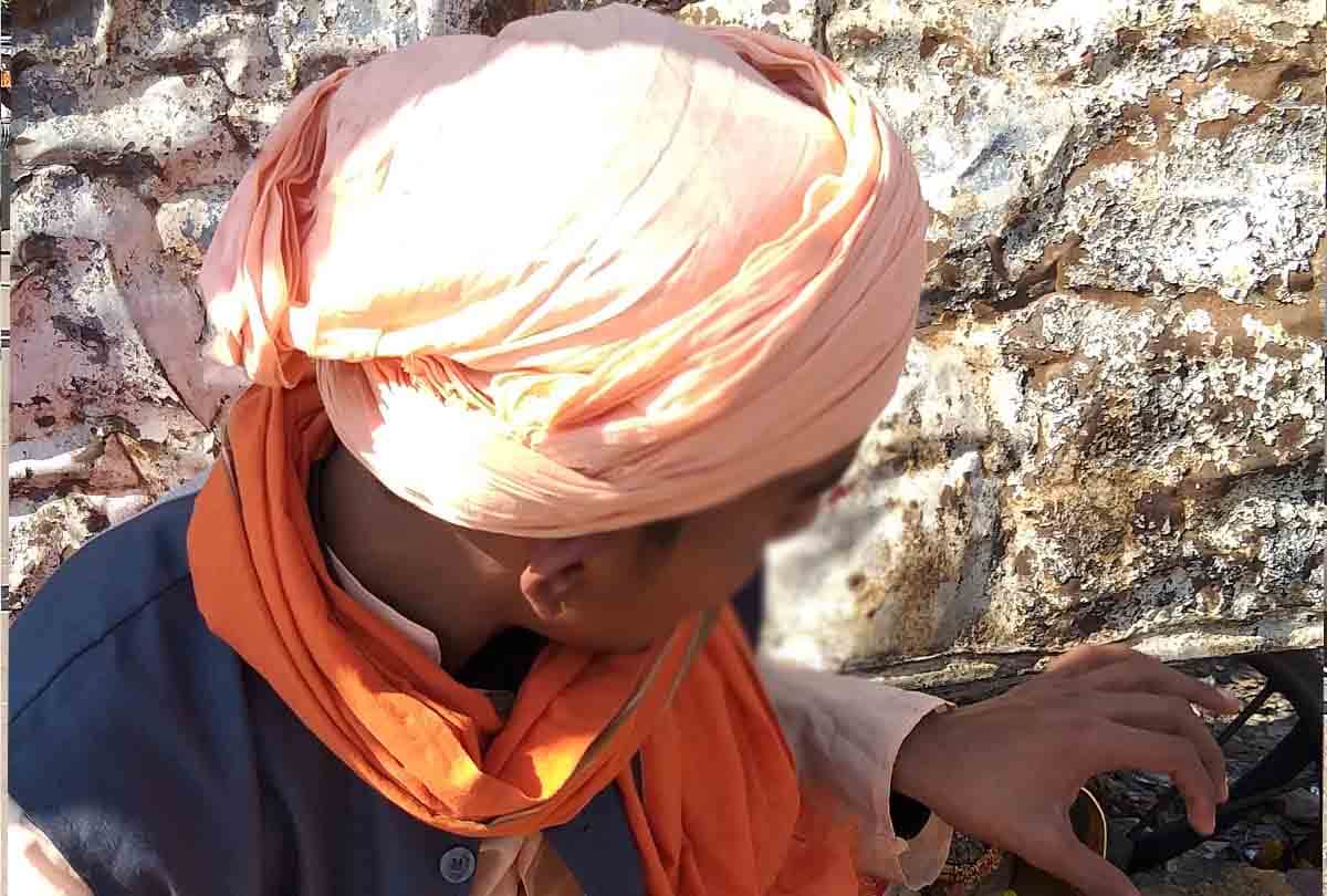 Beggars in Jammu using photo of God and take week off