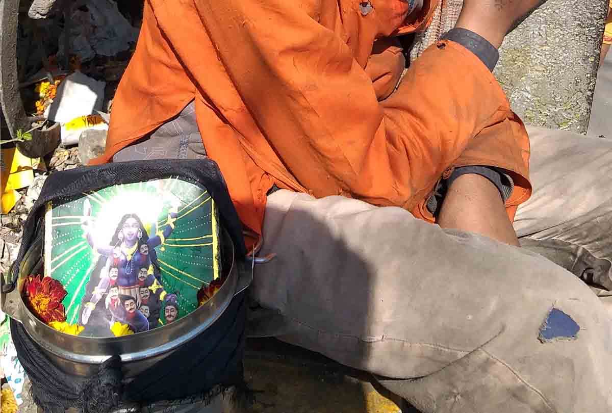 Beggars in Jammu using photo of God and take week off