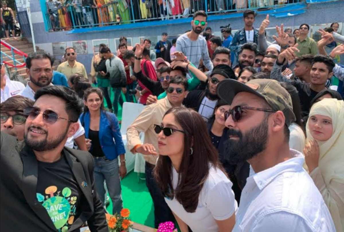 bhumi pednekar gifts plastic art to city bhopal with the help of climate warriors