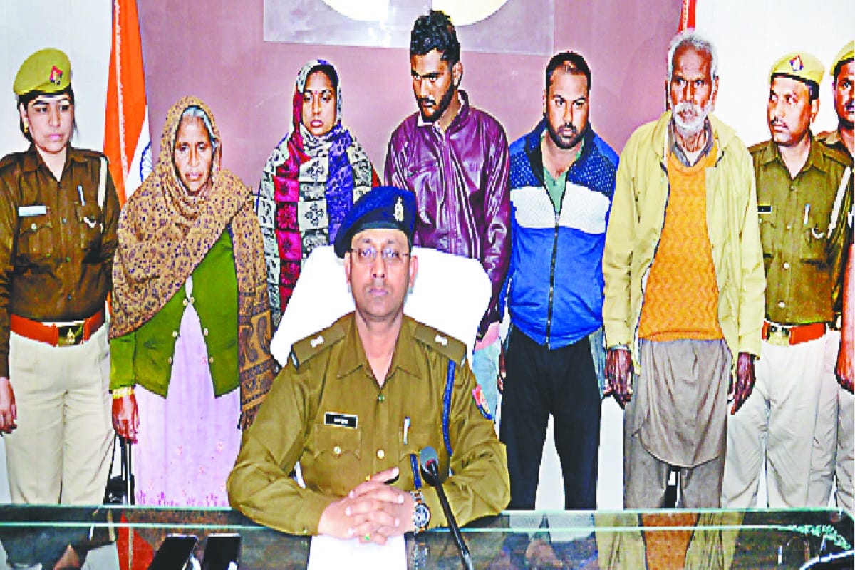 Case filed against fifteen peoples in case of attacked on police team at Bijnor