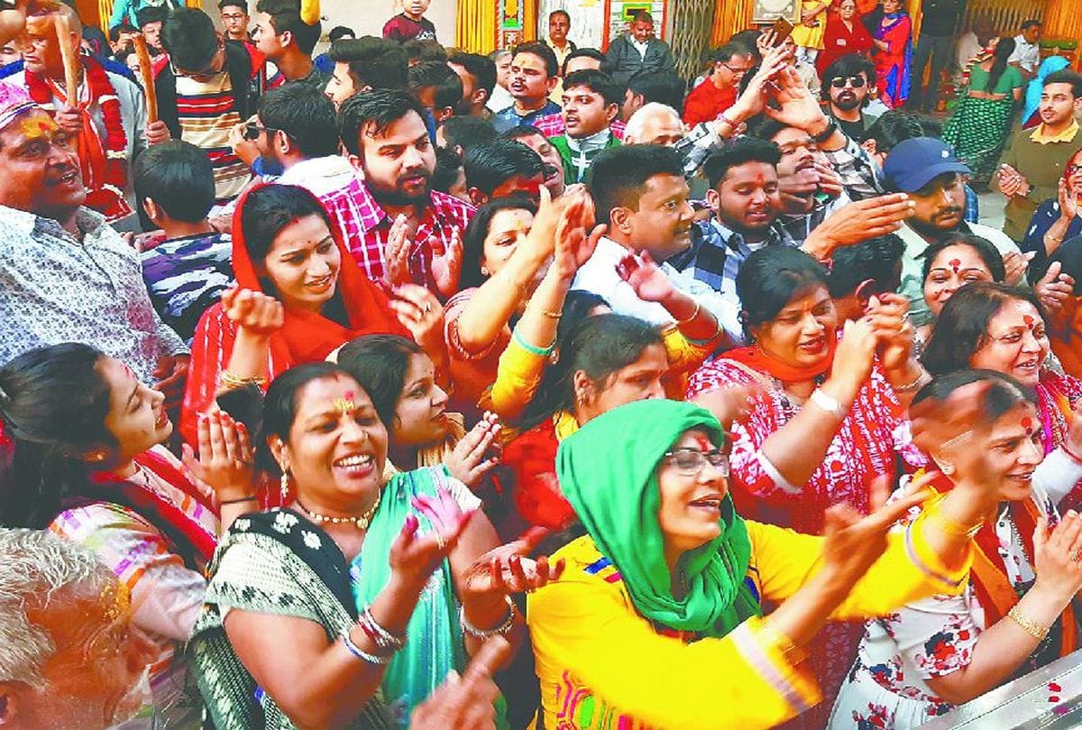 Lord Sri Dwarkadheesh Nazar At Play Holi With Devotees