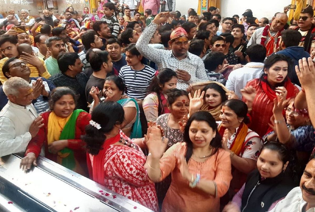 Lord Sri Dwarkadheesh Nazar At Play Holi With Devotees