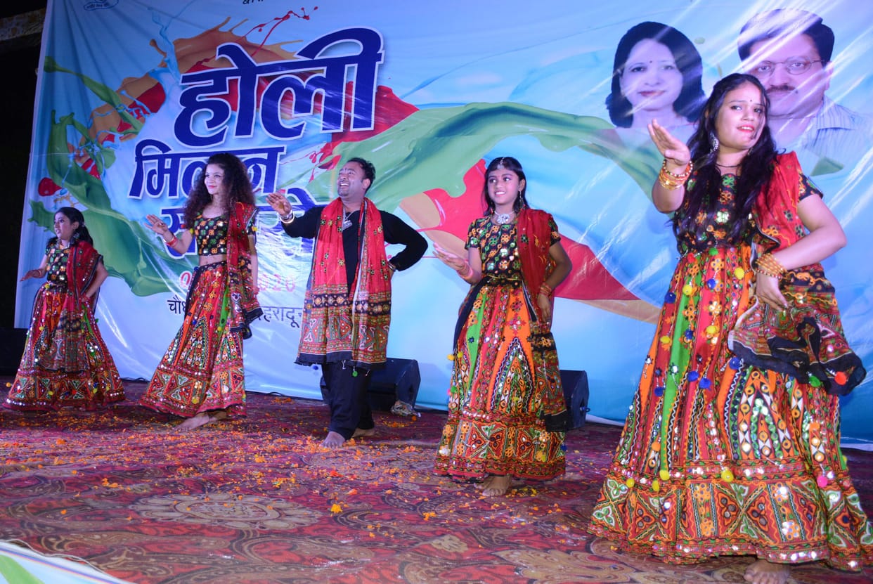 Colors and Gulal flashed fiercely in the Vaishya Mahasangh's Holi meeting