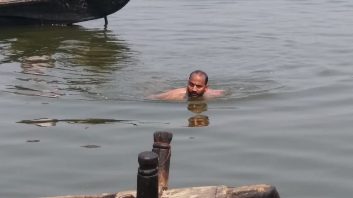 Ex mla praise for boat accident four dead body take out from ganga in chandauli