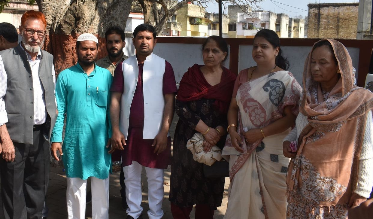 Azam Khan returned many leaders who came to meet him