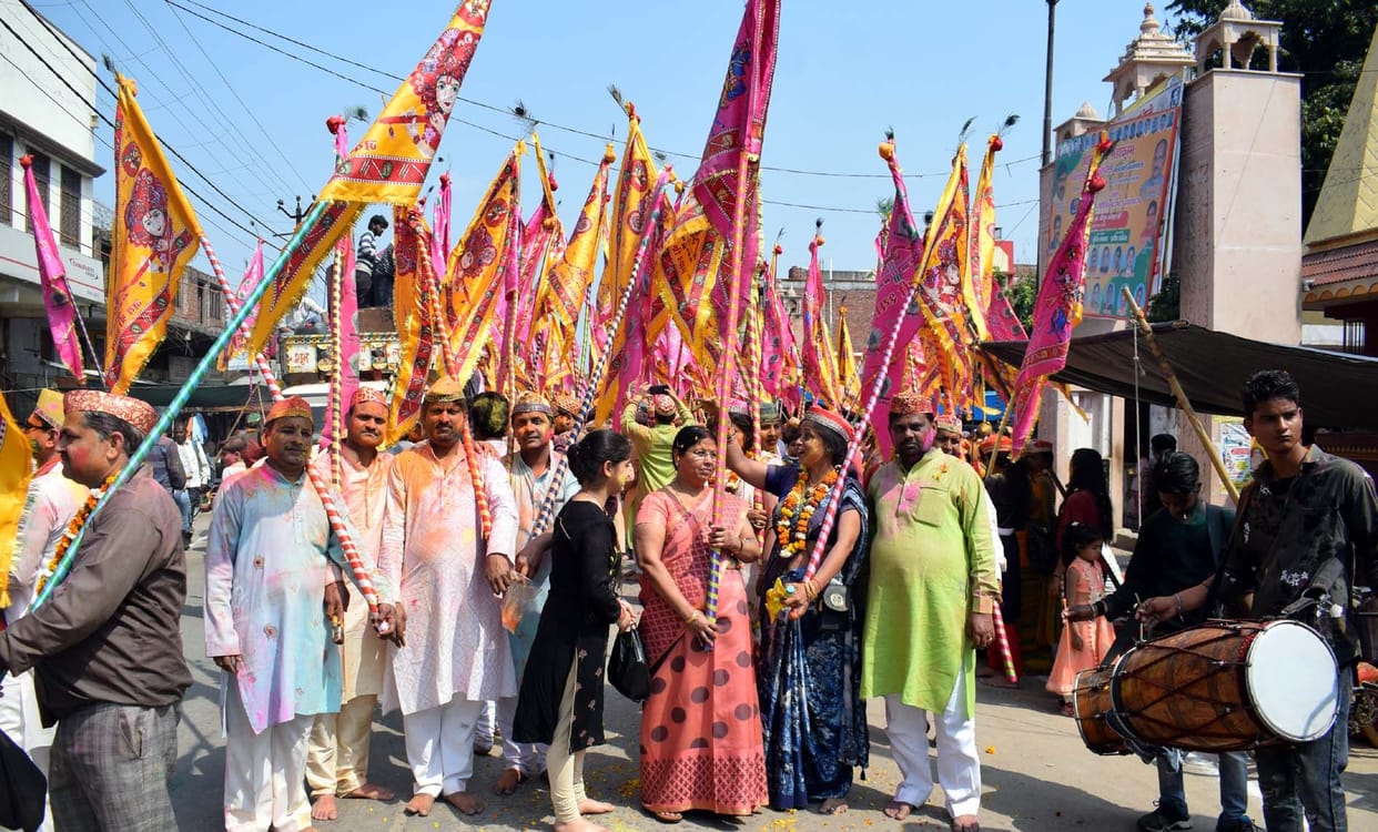 shobhayatra per barse fool