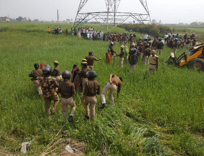 Priyanka gandhi tweet on Lathicharge on farmers harvest for takeover in mirzapur