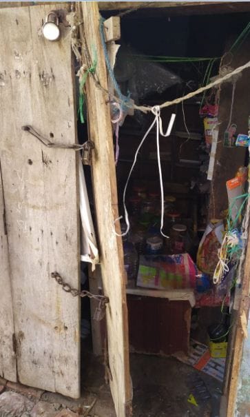 Hathras: Thousands of cash and goods stolen from two shops