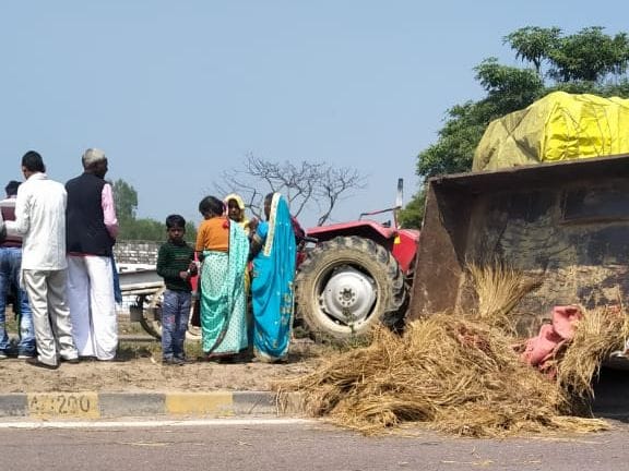 Truck collision overturns tractor trolley, 30 chutes