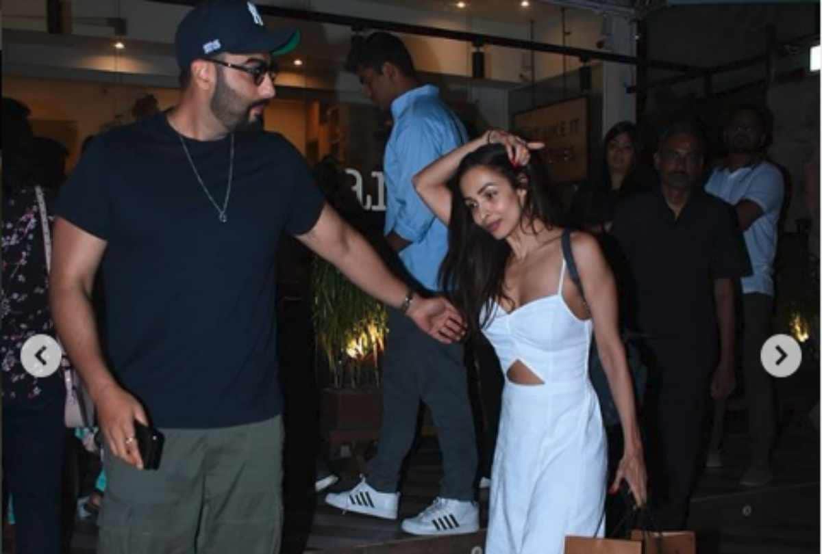malaika arora and arjun kapoor spotted together outside of mumbai restaurant