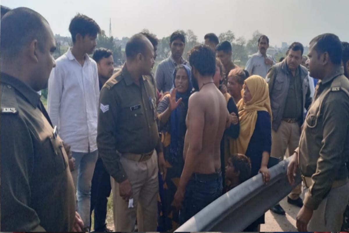 man threw his two innocent children down from a over bridge in Meerut