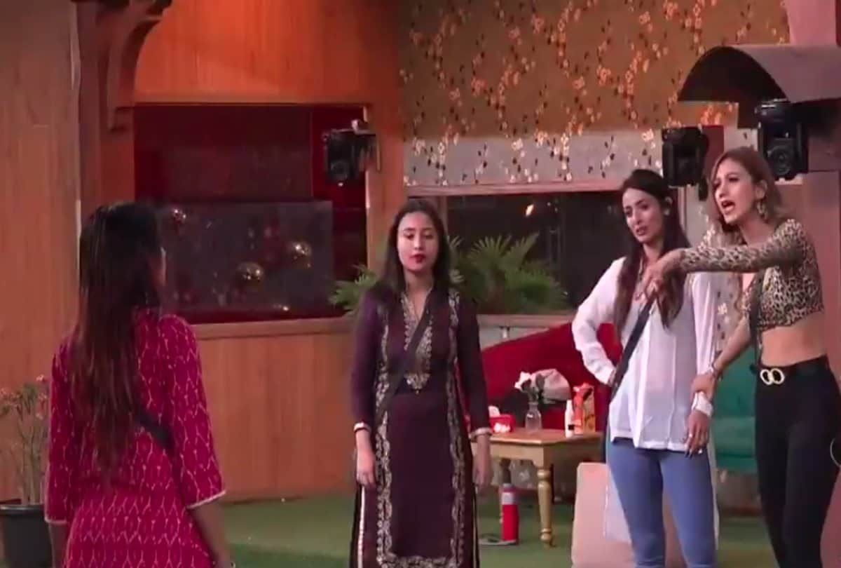 girls catfight in mujhse dosti karoge for Paras Chhabra