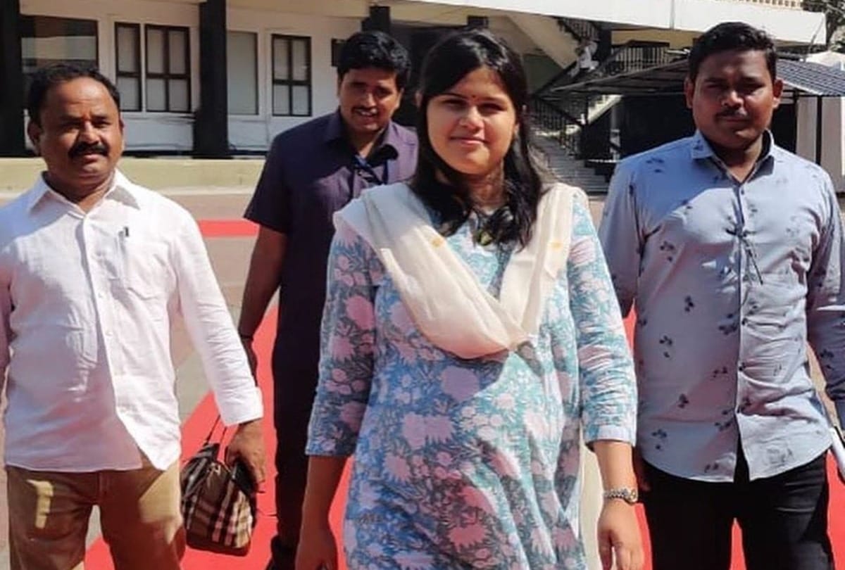 Namita Mundada Pregnant BJP MLA Attend Maharashtra Assembly Budget session