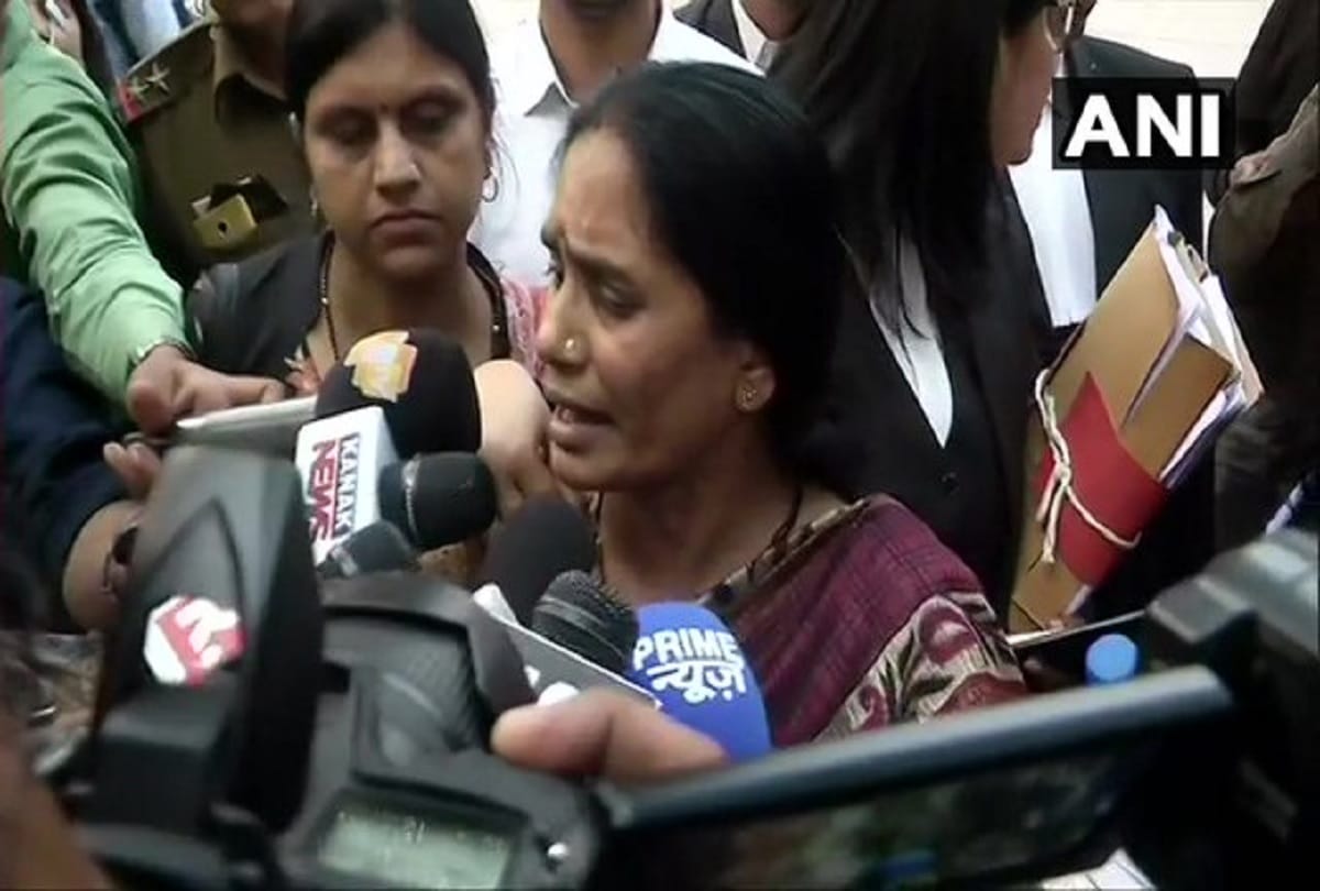 nirbhaya case mother attacked on advocate ap singh about convicts
