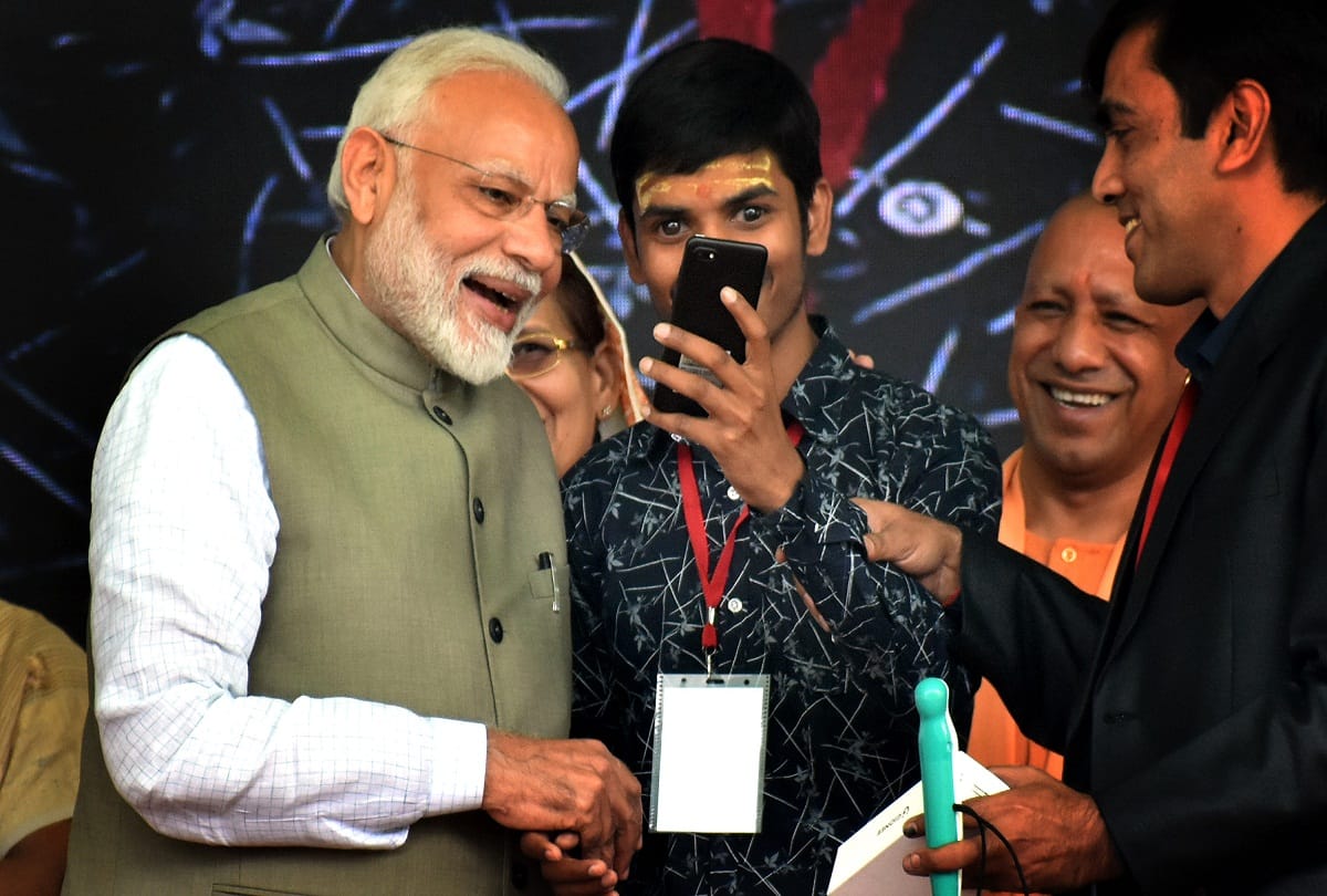 Vivek Manali became a celebrity after taking selfie with PM in Prayagraj