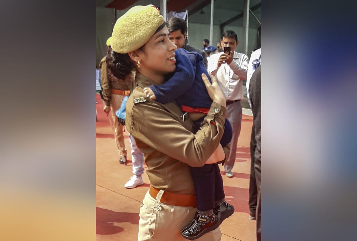 Noida woman constable carry her infant on duty in cm yogi event at noida city