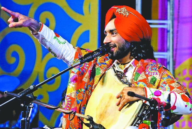 Viewer spells with Sufiana Kalam of Satinder Sartaj, rose festival