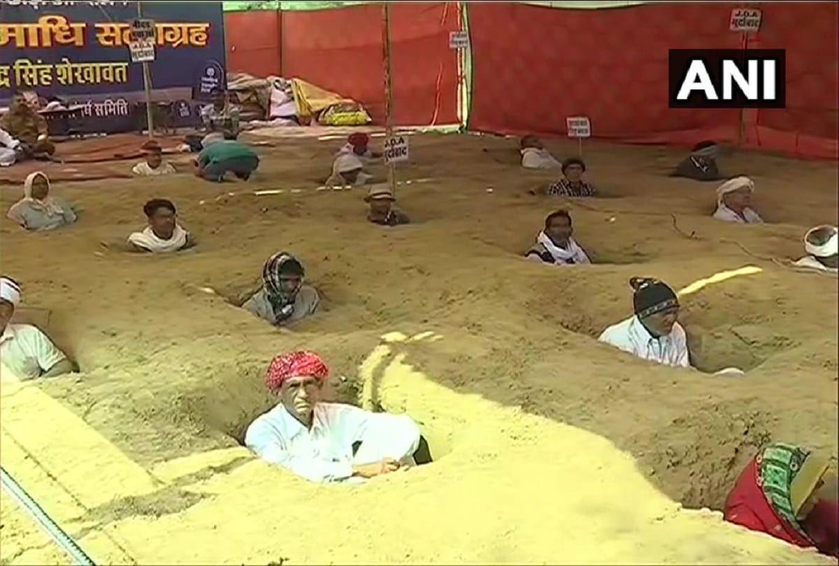 Farmers stage zameen samadhi satyagraha to protest against JDA, in Nindar village of Jaipur