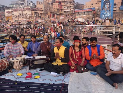 Artists of Kashi sing songs and say - PM should not get away from social media