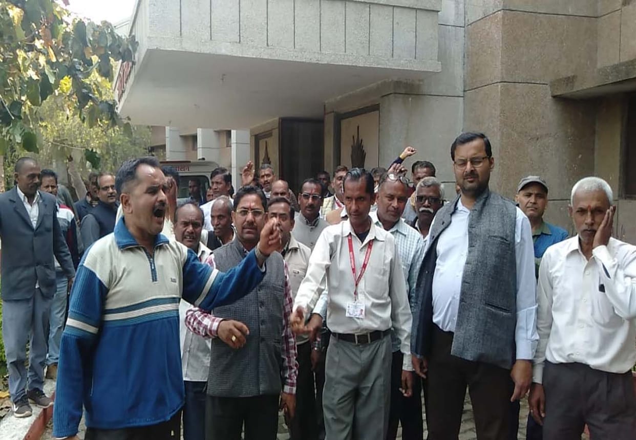 Uproar 24 hours before the convocation at Gramodaya University in chitrakoot