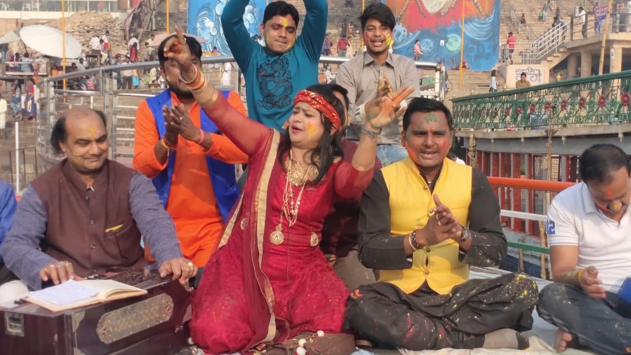 Artists of Kashi sing songs and say - PM should not get away from social media