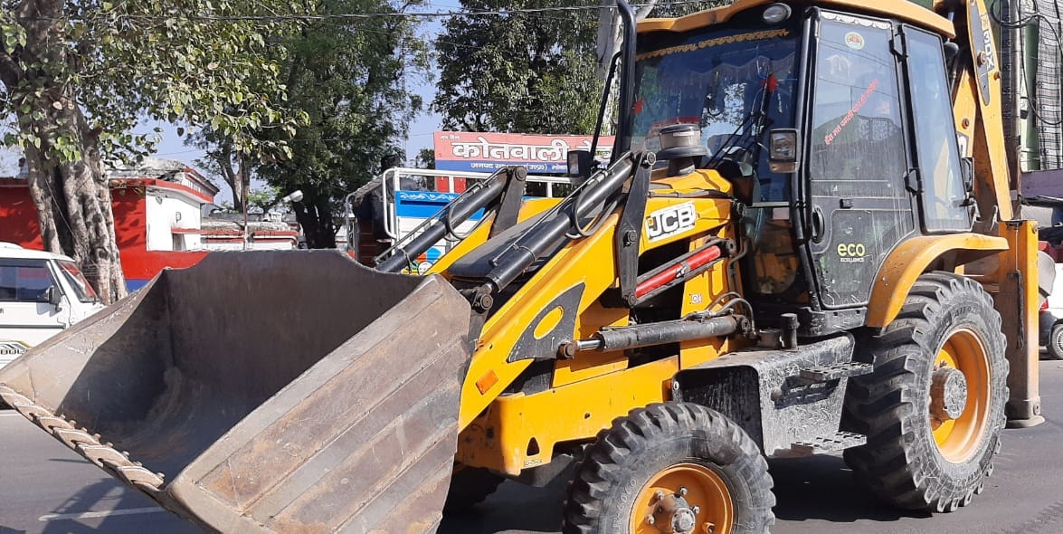 Mafia of Haryana, who is doing illegal mining in UP border, fled JCB