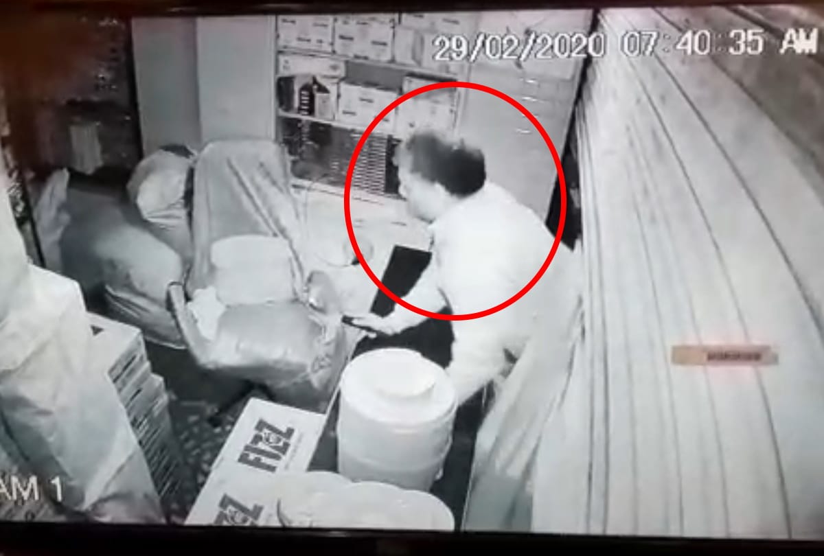 Man caught on CCTV stealing in shop at gorakhpur
