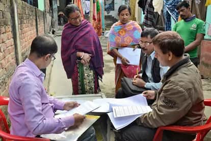 जनगणना करते कर्मचारी (फाइल फोटो)