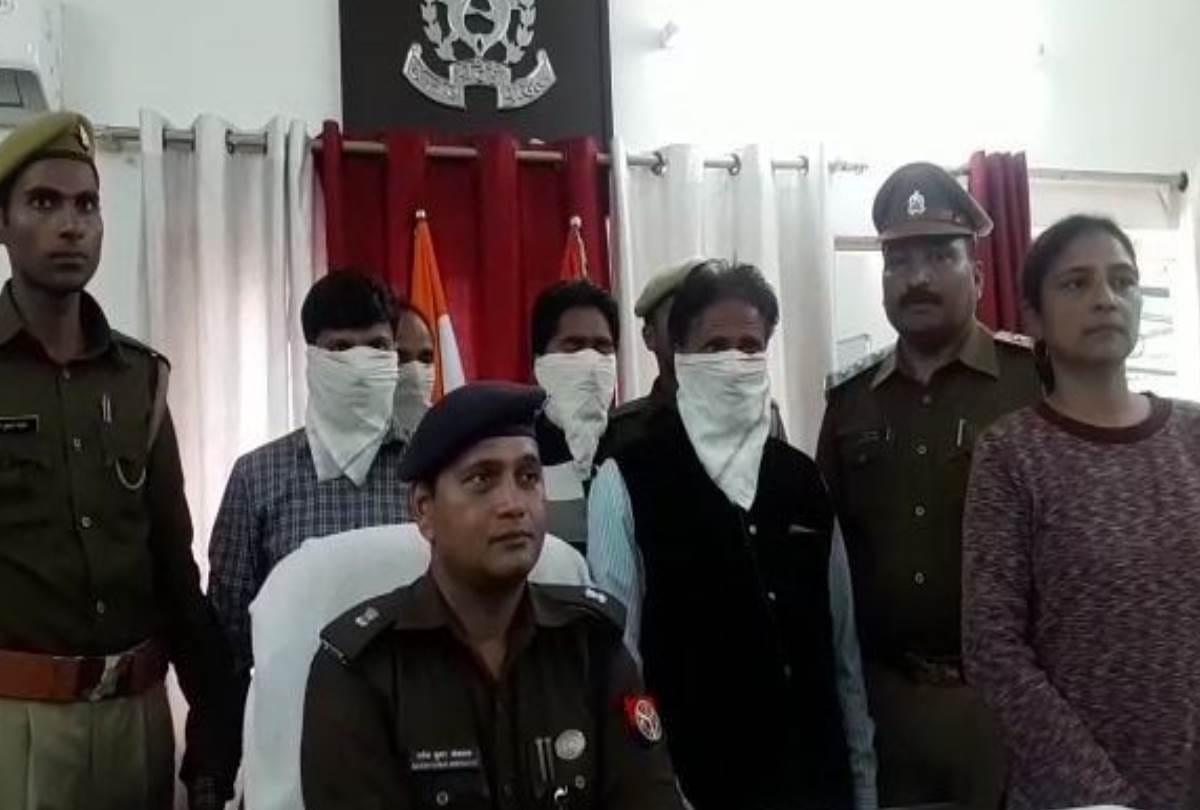 teacher entered in hostel of lucknow university with weapons, arrested