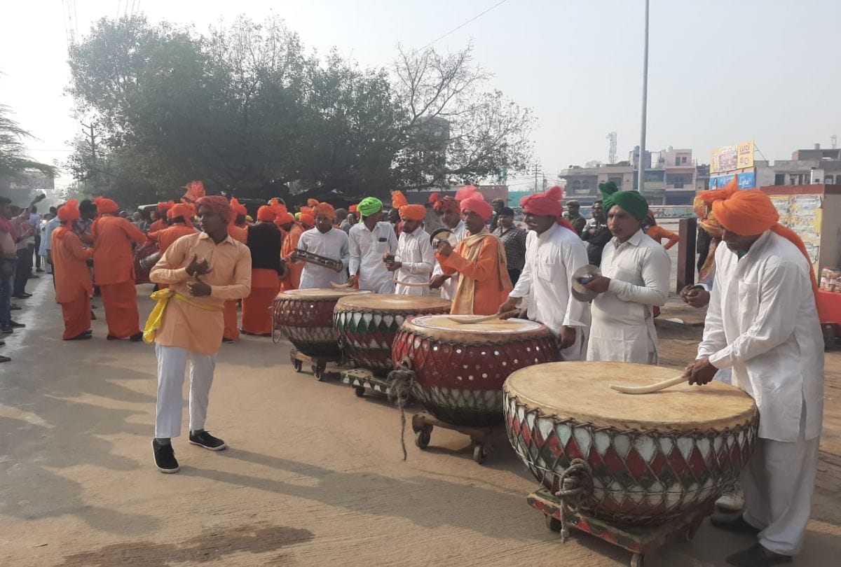 Folk artist will welcome CM Yogi Adityanath in Barsana