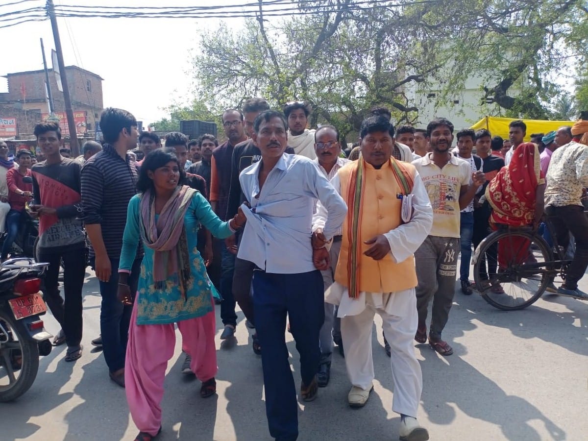 Girls caught man who snatching money from her in ballia