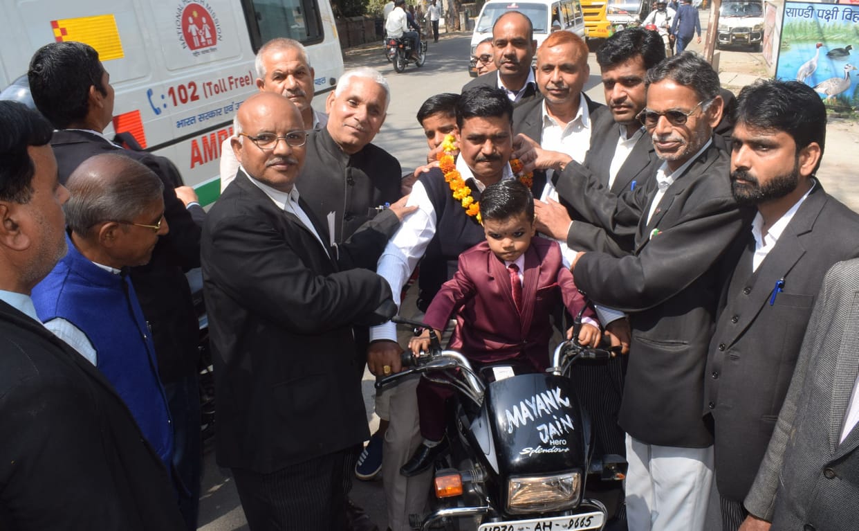 lawyers tell traffic rules to people