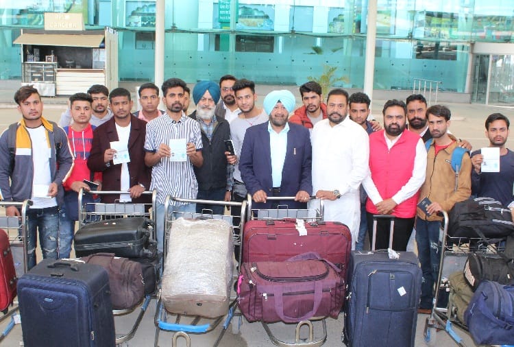 14 Indian Boys Returned Back from Dubai with help of SP Singh Oberoi
