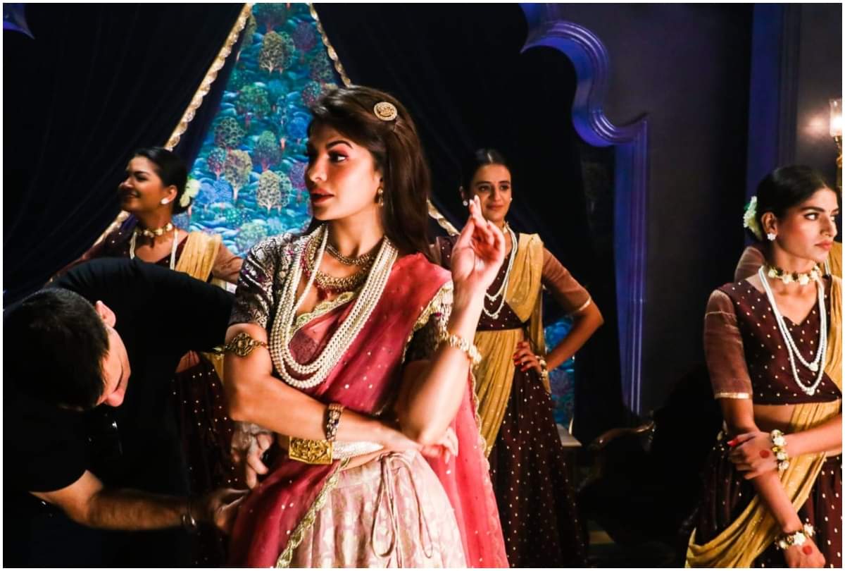 Jacqueline Fernandez holi song pictures out spotted in pink lehenga