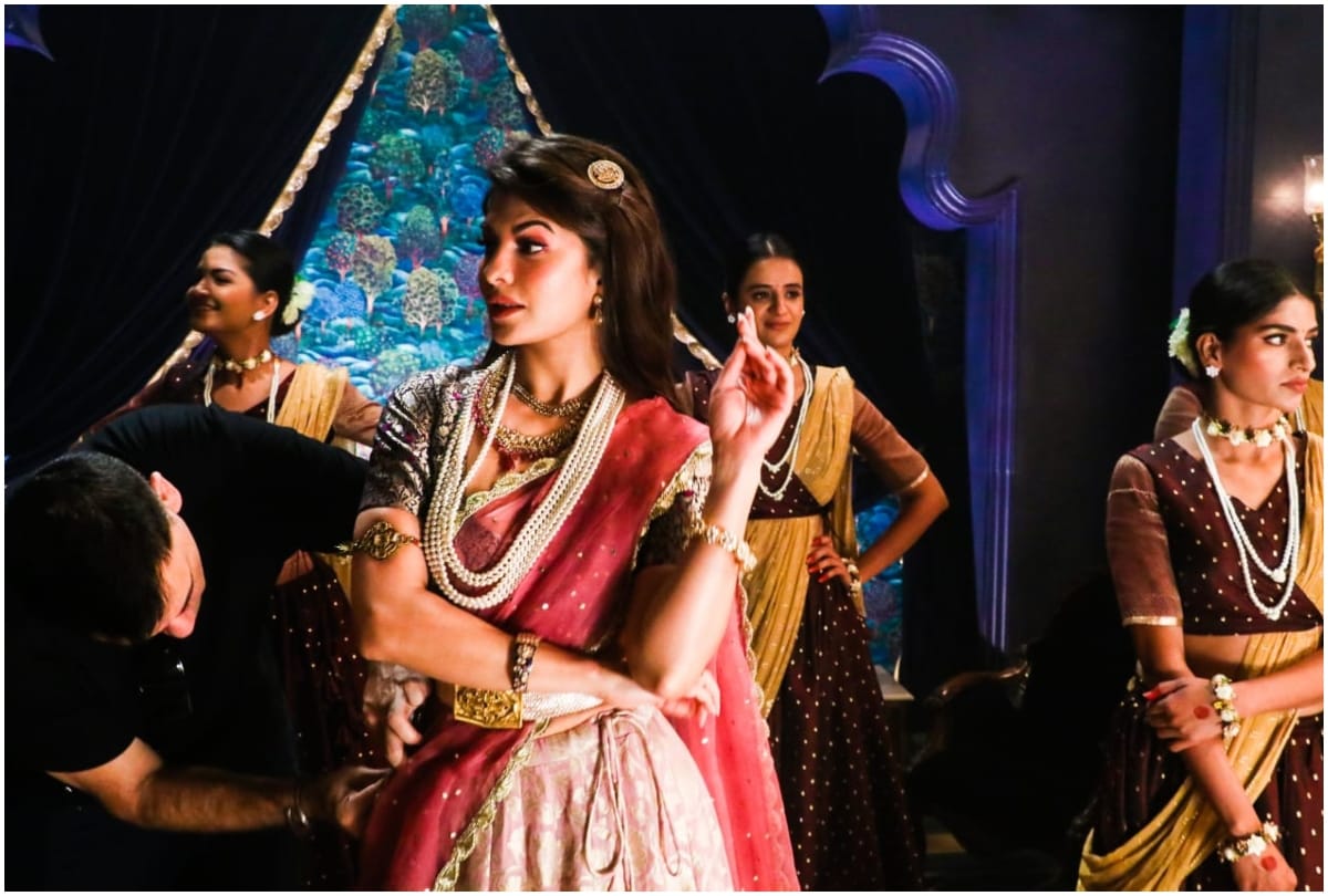 Jacqueline Fernandez holi song pictures out spotted in pink lehenga