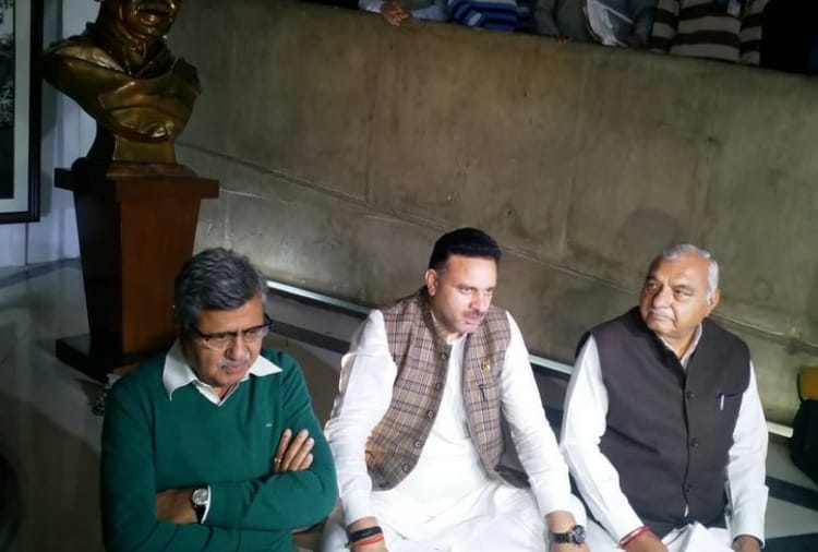 Congress MLA Kuldeep Vats Protest Outside Haryana Assembly