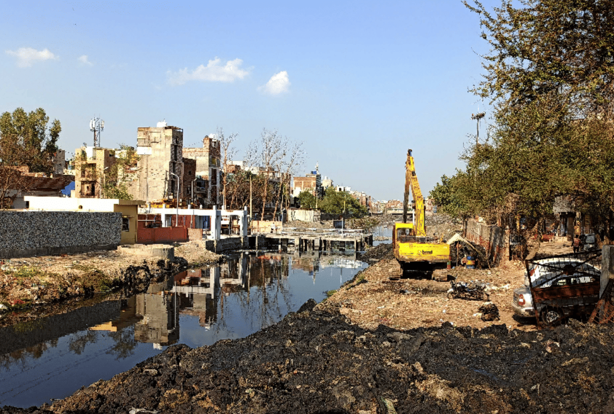 Delhi Violence: Cleaning of the drain of death started from JCB, five dead bodies found so far