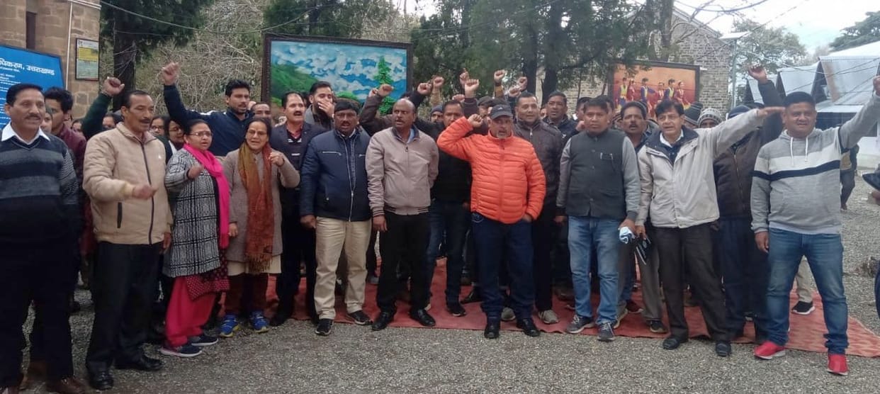 Employees on the streets, silence in offices