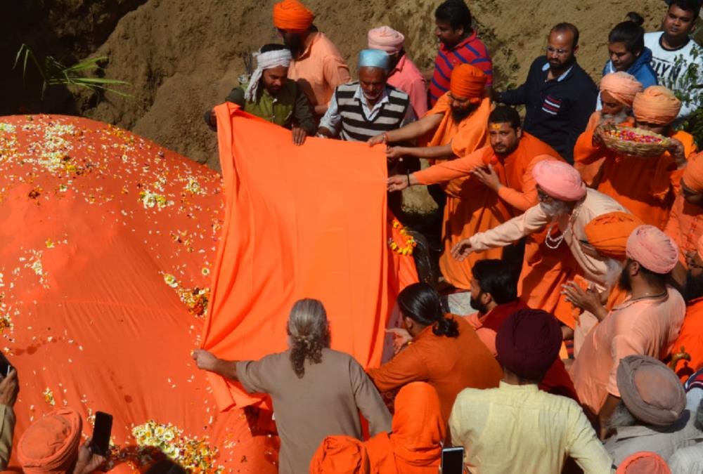 Saints and Mahavat crying on 80 year old Elephant Pawanakali Bhu Samadhi ceremony