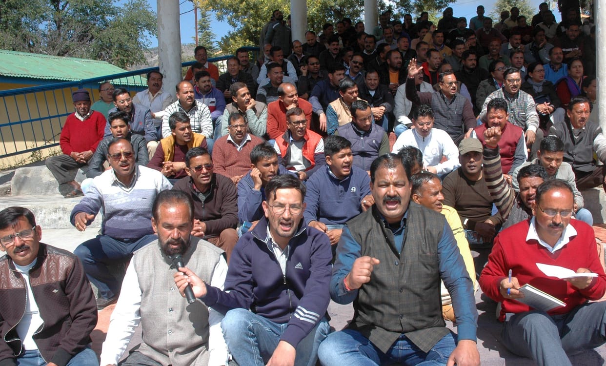 Employees shouted against the government by boycotting work