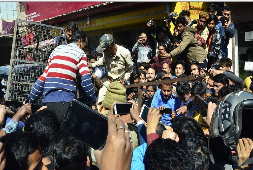 Leopard Cub Entered in House Store Room in pauri, afraid to see crowd, see visuals